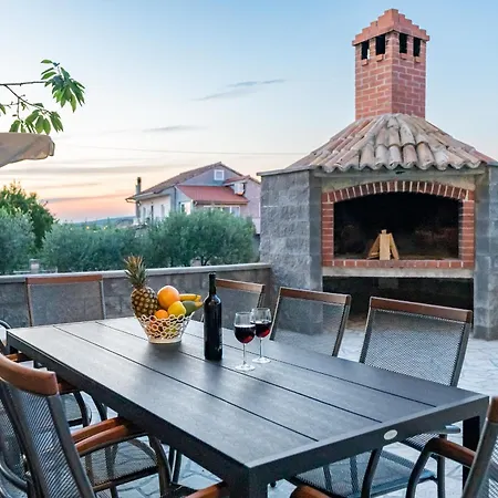 Appartement Cornelia S Bazenom I Jakuzijem